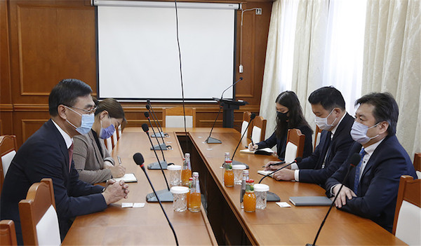 4月3日，中国驻蒙古国大使柴文睿（左1）会见蒙古银行行长勒哈格瓦苏伦（右1）。（图片来源：蒙古央行网站）