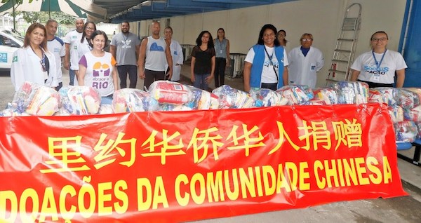 巴西侨胞为里约贫民区赠“菜篮子”